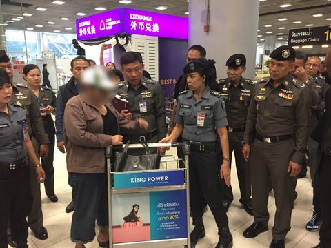 ยอมมอบตัว 1 รายหญิงไทยลักลอบขน "นอแรด"มูลค่า 170 ล้านบาท 