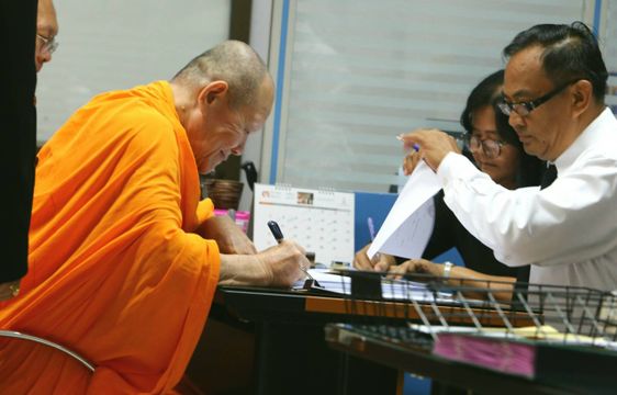 “พระทัตตชีโว”เข้ารับทราบข้อหาฝ่าฝืนคำสั่ง คสช.แล้ว 