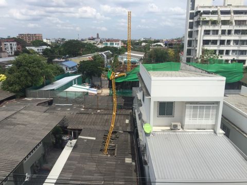 เครนก่อสร้างล้มทับห้องเช่าย่านลาดพร้าว เจ็บ 1 คน