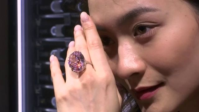 ประมูลเพชรสีชมพู ทุบสถิติโลกมูลค่ากว่า 2,300 ล้าน