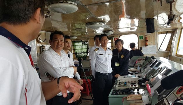 "หางเสือขัดข้อง ”ต้นเหตุเรือสินค้าพุ่งชนบ้านริมน้ำพัง 4 หลัง