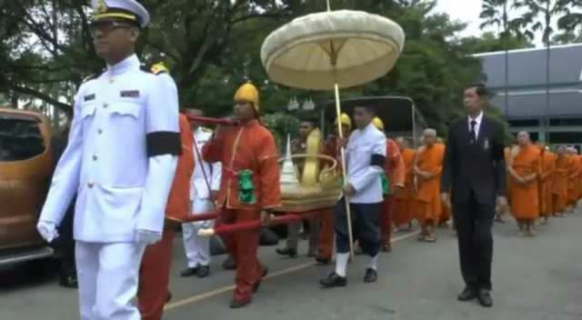 ประชาชนจำนวนมากเข้าร่วมพิธีอัญเชิญพระอัฐิ สมเด็จพระญาณสังวรฯ