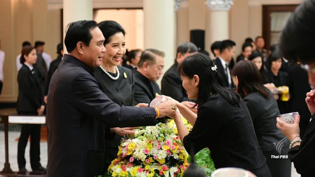 "ครม.-คสช." รดน้ำขอพรนายกฯ เนื่องในเทศกาลสงกรานต์