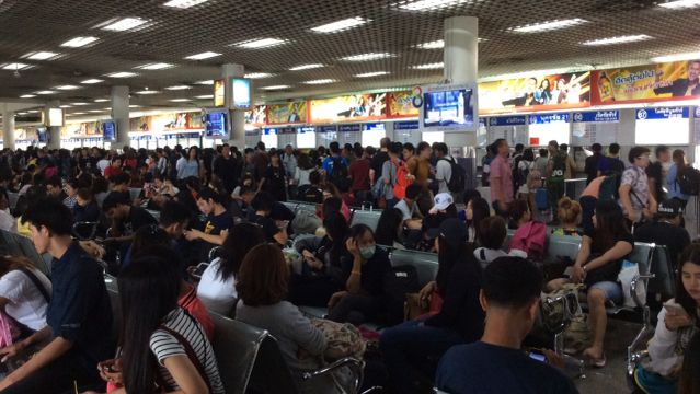 หมอชิตแน่นขนัด ประชาชนเดินทางกลับภูมิลำเนาต่อเนื่อง 
