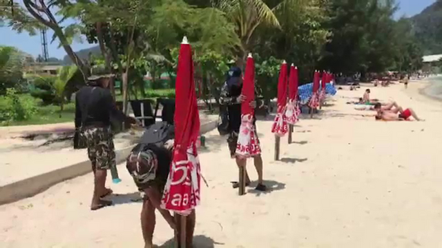 อุทยานฯ สั่งรื้อร่ม-เก้าอี้ วางเกลื่อนชายหาดอ่าวโล๊ะดาลัม 