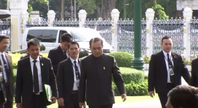 นายกฯ สั่งสอบเปลี่ยนหมุดคณะราษฎร