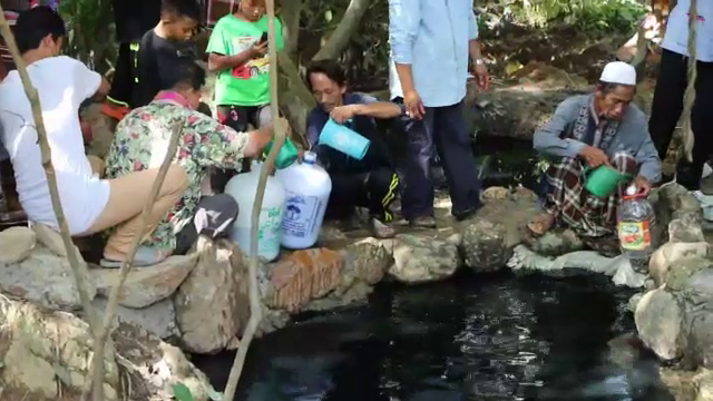 ตรวจน้ำดำพบโคลิฟอร์มแบคทีเรีย-ซัลเฟอร์-เป็นกรด “ไม่ควรบริโภค” 