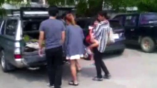 พม.ศรีสะเกษ เยี่ยมยายเด็กแฝด แนะ 2 ครอบครัวหาทางออกร่วมกัน