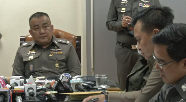 ตำรวจ ปคม.คุมตัวผู้ต้องหาคดีค้าประเวณีมาสอบปากคำเพิ่มที่สำนักงานตำรวจแห่งชาติ