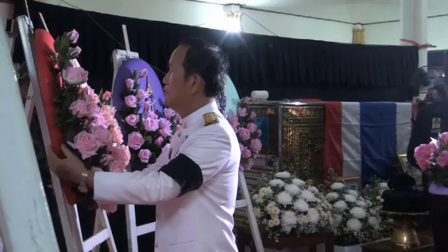 สมเด็จพระเจ้าอยู่หัว พระราชทานพวงมาลาหน้าศพทหารพราน