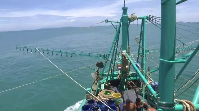 ยุติค้นหาชั่วคราว เรือนักท่องเที่ยวจมกลางทะเลตราด