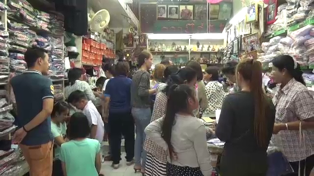 ใกล้เปิดเทอม ผู้ปกครองพาบุตรหลานซื้อชุดนักเรียนคึกคัก  