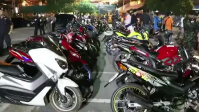 “จับเด็กแว้น” ย่านบางแค 43 คน ยึดรถ 36 คัน - ตร.เตรียมเรียกผู้ปกครอง