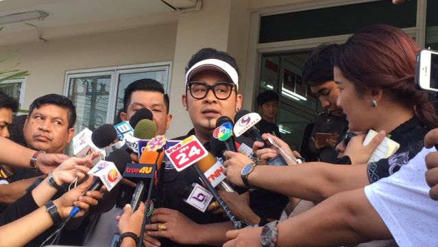 ตำรวจสอบปากคำ "ดีเจเชาเชา" นานกว่า 3 ชั่วโมง ตั้ง 3 ข้อหาคดีขับรถชนเยาวชนเสียชีวิต