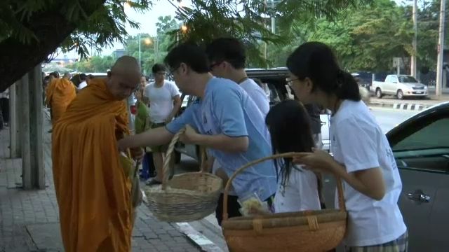พุทธศาสนิกชนร่วมทำบุญวันวิสาขบูชา เน้นอาหารสุขภาพ-ลดโรคพระสงฆ์