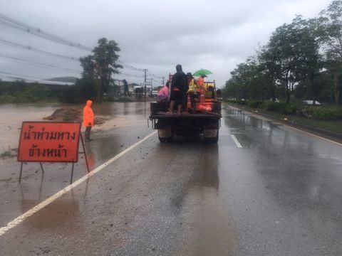เลี่ยง 13 เส้นทางสายหลักเจอน้ำท่วมสูงจากฝนตกหนัก