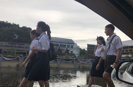 เปิดเทอมวันแรกเรียบร้อย-ศธ.ล้อมคอกรถรับส่งเด็กอนุบาล