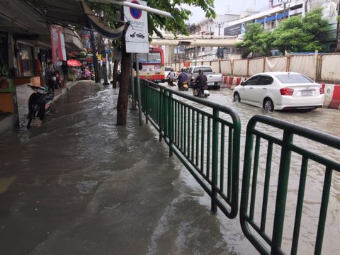 น้ำท่วมถนนกรุงเทพฯ หลายจุด - ปริมาณฝนสูงสุด 116 มิลลิเมตร