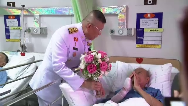 สมเด็จพระเจ้าอยู่หัว พระราชทานแจกันดอกไม้ เยี่ยมผู้บาดเจ็บจากเหตุระเบิด รพ.พระมงกุฎเกล้า 