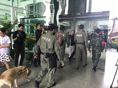 ด่วน!! พบกระเป๋าต้องสงสัยทิ้งรพ.พระมงกุฎเกล้า -อีโอดีรุดตรวจสอบ 