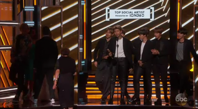 BTS เป็นศิลปินเคป็อปรายแรกที่คว้ารางวัล Billboard Music Awards 