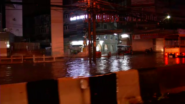 ฝนตกหนักส่งผลกทม. "น้ำขังรอการระบาย" หลายจุด