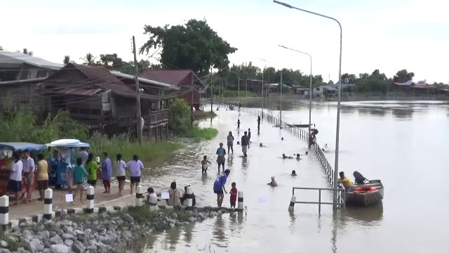 ชาวบางระกำนำบุตรหลานเล่นน้ำ “วอเตอร์แลนด์มาร์ก” หลังน้ำท่วม