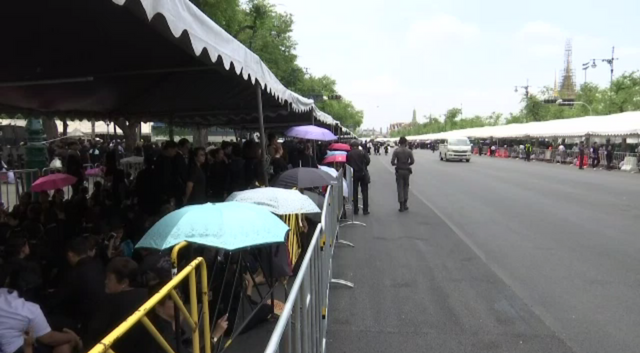 ประชาชนหลั่งไหลเข้ากราบถวายบังคมพระบรมศพ