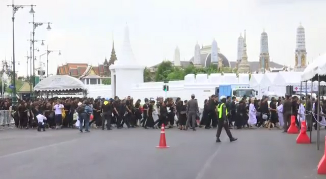 ประชาชนไม่ย่อท้อรอกราบถวายบังคมพระบรมศพต่อเนื่อง 
