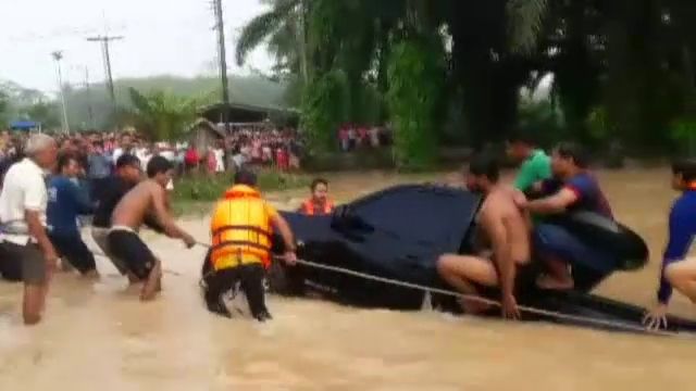 น้ำป่าไหลหลากท่วมถนน จ.พรุเตียว กระบี่ พัดรถยนต์-คนขับเสียชีวิต 