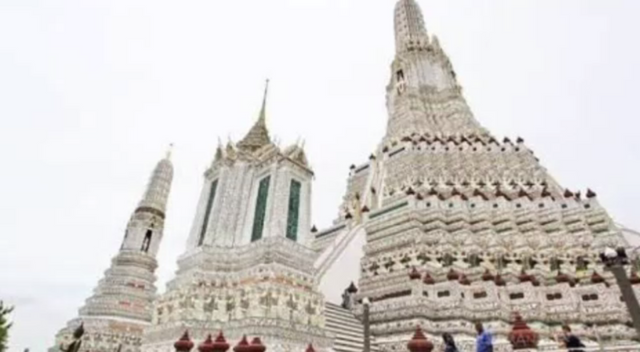 สื่อสังคมออนไลน์วิพากษ์บูรณะพระปรางค์วัดอรุณฯ หลังเป็นโทนสีขาวไร้กระเบื้องหลากสีโบราณ