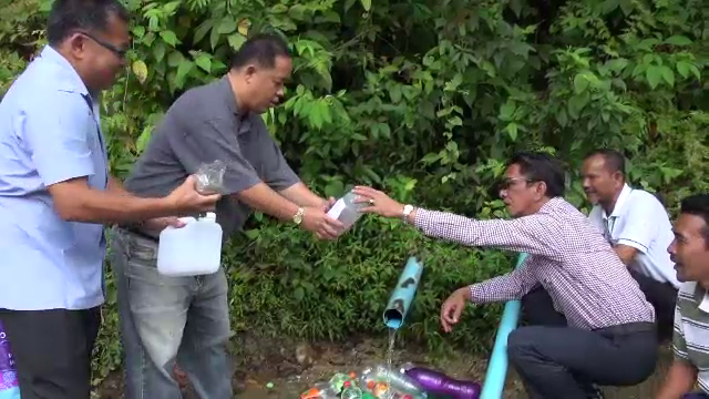ชาวบ้าน อ.กาบัง จ.ยะลา รอลุ้นผลตรวจสอบสารปนเปื้อนในน้ำแร่ หลังบริโภคนาน 10 ปี 