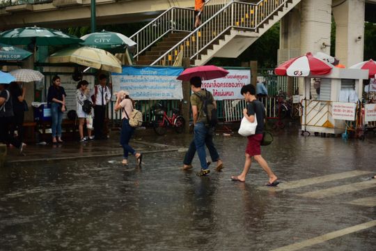 ฝนถล่มกรุง นานกว่า 1 ชั่วโมง น้ำท่วมขังหลายจุด-จราจรติดขัด