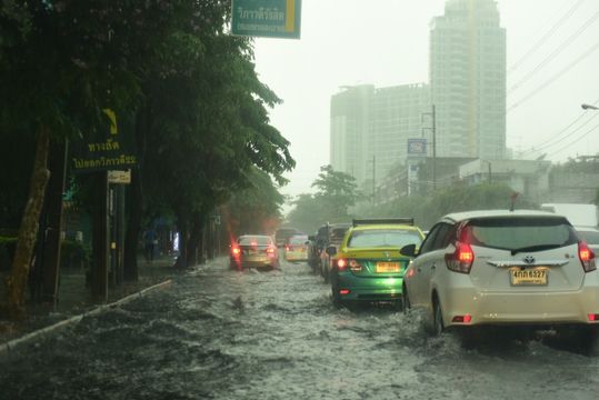 คนกรุง ยังเสี่ยงเจอฝนตกร้อยละ 40 