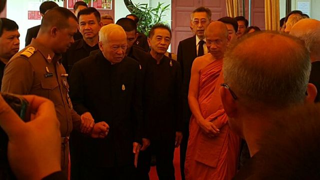 “พล.อ.เปรม” ทำบุญวันเกิด 97 ปี – ปฏิเสธตอบคำถามกระแสข่าวอดีตนายกฯ ออกนอกประเทศ 
