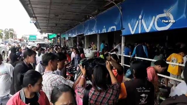 ผู้ประกอบการนำสินค้าถูกน้ำท่วมขายเลหลัง ปชช.แห่ซื้อจำนวนมาก