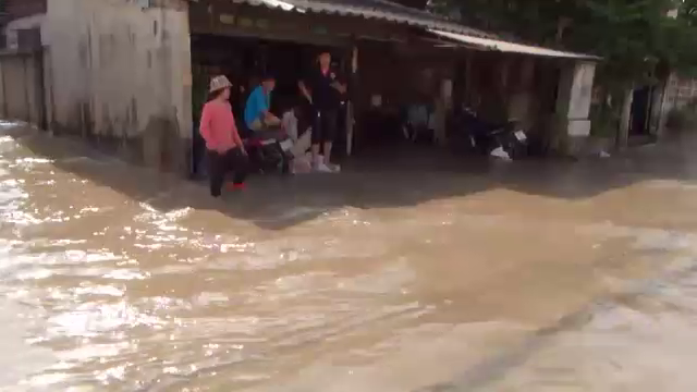 ฝนถล่มลำปาง น้ำป่าดอยขุนตาลหลากท่วมบ้านกว่า 100 หลัง