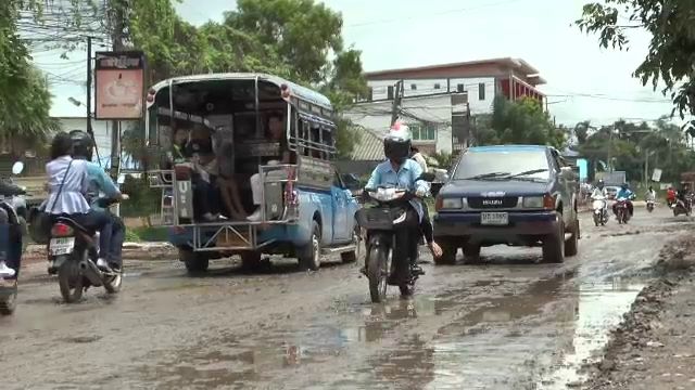 จนท.เร่งซ่อมถนนทางเข้า ม.มหาสารคาม เป็นหลุมบ่อนาน 3 ปี