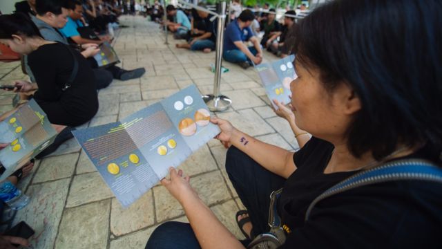 วันแรก จองเหรียญที่ระลึกพระราชพิธีถวายพระเพลิงพระบรมศพ คิวล้น 200 คน