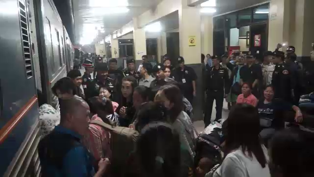 ชมรมคนรักอุดรฯ นั่งรถไฟเข้ากรุงเทพฯ ร่วมให้กำลังใจ “ยิ่งลักษณ์”