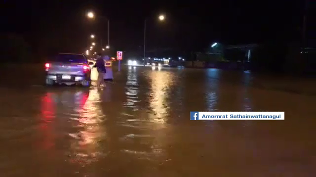 จันทบุรีฝนตกหนัก น้ำป่าไหลหลากท่วมถนน-ชาวบ้านเร่งขนของหนีน้ำ