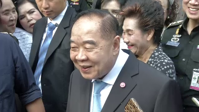 "พล.ประวิตร" ไม่ยืนยัน "ยิ่งลักษณ์"หนีออกนอกประเทศ 