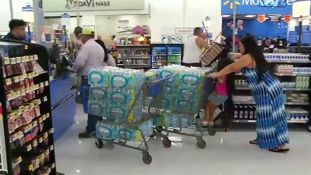 ชาวอเมริกันสำรองอาหาร-กระสอบทราย เตรียมรับมือ “เฮอร์ริเคนฮาร์วีย์” พัดถล่มเท็กซัสพรุ่งนี้