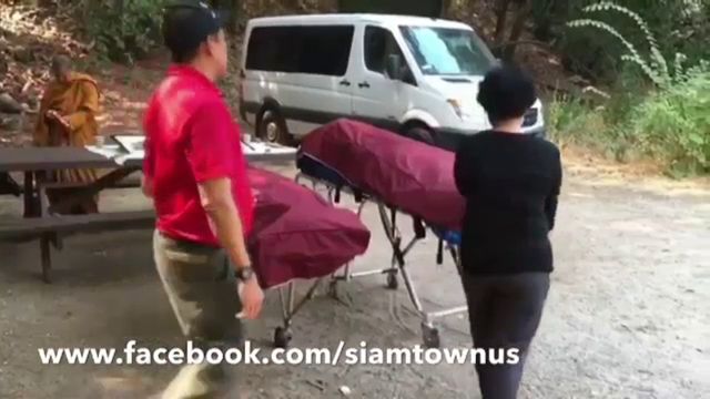 ญาติเตรียมจัดพิธีบำเพ็ญกุศล 2 นศ.ไทยขับรถตกหน้าผา