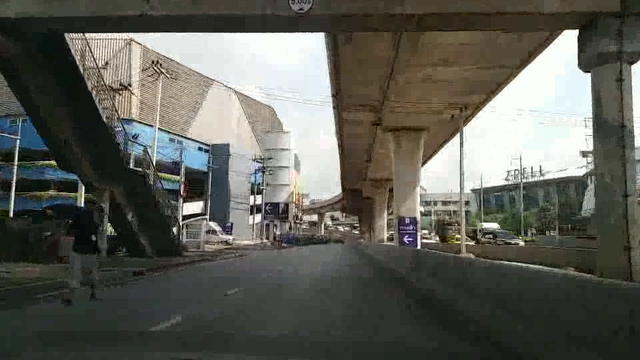 สะพานเข้าห้างฟิวเจอร์พาร์ค รังสิต “ยังไม่ถล่ม”