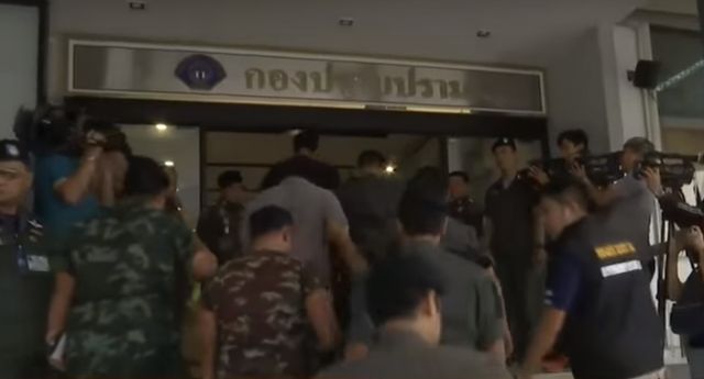 ทหารส่ง 10 ผู้ต้องหาขายระเบิดทาง " ไปรษณีย์" ส่งตำรวจ 