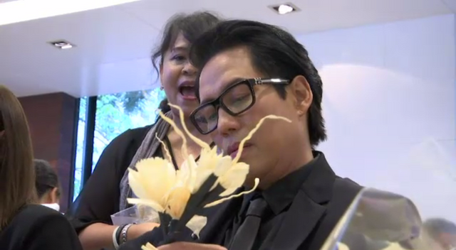 "เบิร์ด ธงไชย" นำทีมศิลปินรุ่นน้องร่วมประดิษฐ์ดอกไม้จันทน์ 