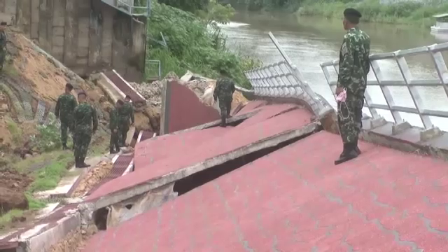 ฝนตกหนัก ทำเขื่อนริมตลิ่งแม่น้ำป่าสักทรุด ยาวกว่า 200 เมตร
