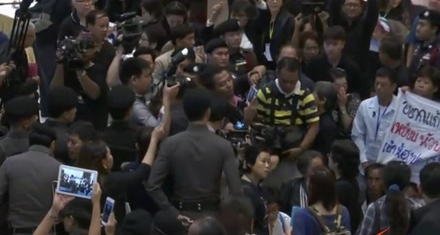 ยอมให้จัดเวทีคู่ขนาน "กฎหมายบัตรทอง" ที่กรุงเทพ 