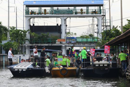 กทม.ตีฆ้องเก็บขยะทางเรือนำร่อง "คลองประเวศบุรีรมย์ "